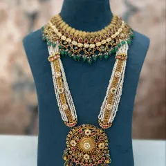 A close-up view of the magnificent bridal set we created by combining heirlooms from both the bride's Dadi and Nani. The detail shows how we blend different styles into one cohesive, stunning piece.