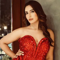 The complete look for the PinkVilla Style Awards. The soft volume and deep side part add a touch of old-school Hollywood glamour to this modern red carpet style.