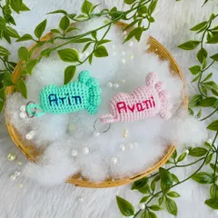 The pair of baby feet keychains, ready to be gifted.
