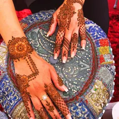 A beautiful Arabic-style design with a modern twist. The pattern flows elegantly across the hands, using a mix of fine lines and bold shapes for a contemporary feel.