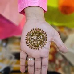 A simple yet stylish design for a groom, featuring the bride's name 'Supu' in a decorative circle in the center of the palm.
