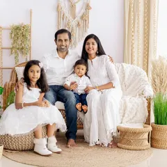 This family portrait showcases the joy of being together. We aim to capture everyone's personality, from the parents' smiles to the children's expressions.