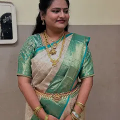Rakshitha looked absolutely radiant for her reception. We chose a classic South Indian look with a soft, glowing base, defined eyes, and a warm lip colour that beautifully matched her silk saree.