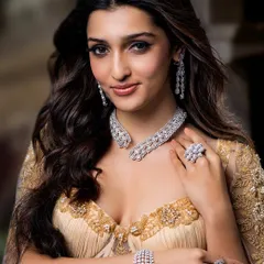 For a campaign with Mehta Emporium Jewellers, the goal was to create a timeless and radiant look. I focused on flawless, dewy skin and a classic winged eyeliner to enhance the model's features without distracting from the stunning diamond jewelry.