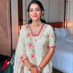 Supriya looking lovely for her Mehendi ceremony. The makeup is minimal and fresh, with rosy tones that give her a beautiful, natural flush.