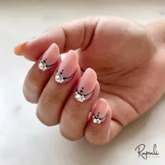 A delicate and minimalist design using fine lines and carefully placed crystals on a nude base. This shows that elegance doesn't always require complexity.
