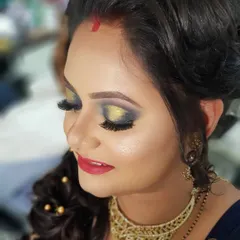 Here is a closer look at the reception makeup. You can see the beautiful blend of gold and black eyeshadow, which makes the eyes pop. Using HD airbrush techniques ensures the skin looks smooth and radiant, never heavy or cakey.