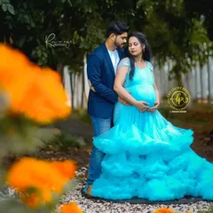 This light blue ruffled gown is a wonderful choice for a garden maternity shoot. I offer coordinated outfits for partners, like this casual blazer and jeans look.