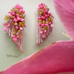 Like carrying a mini bouquet on your ears. These handcrafted mop earrings from the FLORAA collection are designed with a perfect balance of pink and yellow beads, ensuring each color has its own moment to shine.