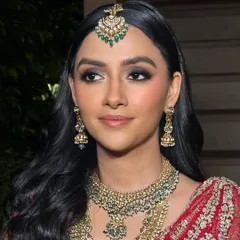 A soft, smoky eye paired with nude peachy lips to highlight this bride's natural beauty. This look is all about subtle sophistication, blending timeless charm with modern grace for her wedding day.