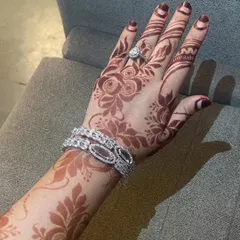 A beautiful example of a developed Gulf-style stain. The design features elegant roses and leaves that flow up the arm.