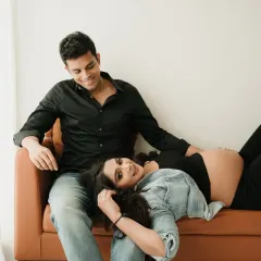 Sometimes the best moments are the most relaxed. This casual lifestyle portrait shows how we can create intimate, authentic photos that feel just like you, chilling at home. It’s about capturing your real smiles and connection.