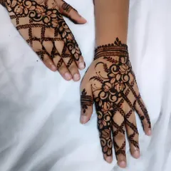A beautiful floral net or "jaal" design that drapes over the hand like lace.