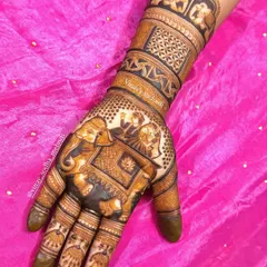This design features a prominent elephant figure, a symbol of royalty and strength in Indian weddings. I teach how to draw these motifs with clarity and detail.