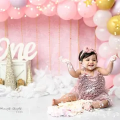 Hands full of cake and a heart full of joy! This little girl is having the best time during her pink and gold themed cake smash session. It’s a beautiful, messy celebration of turning one.