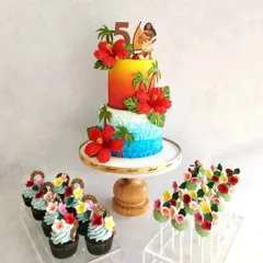 The Disney themes are just timeless. This Moana-themed birthday cake features a two-toned buttercream finish to look like the sea and sunset, complete with handmade hibiscus sugar flowers and matching cupcakes and cake pops.