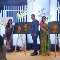The couples posing with their finished glitter portraits. It's wonderful to see guests capturing this special moment, which is the whole purpose of creating this unique, live art experience.