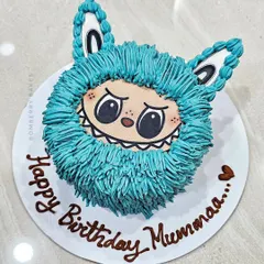A fun and furry mini Labubu monster cake. This design is made using creative piping techniques to create the "fur" texture, a skill you can learn in my buttercream workshops.