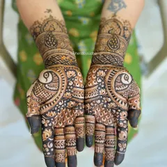 A stunning semi-bridal design featuring bold peacock motifs on the palms. The use of negative space makes the peacocks the star of the show, creating a modern and artistic look.