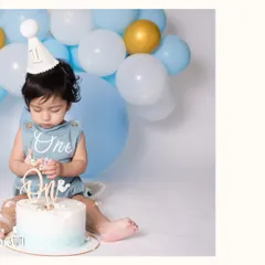 A moment of concentration. Even in the middle of a fun cake smash, there are these quiet, curious moments that I love to capture. It shows a whole different side of your little one's personality.