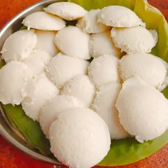 Soft, fluffy idlis served on a banana leaf. This was part of a breakfast order that also included medhu vada, kaara chutney, and kesari, a truly soulful South Indian breakfast.