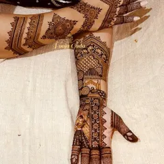 When your bride wants minimal bridal henna, you create something like this. This design features a beautiful portrait on one arm, while the other has a more open, pattern-based design, creating a unique and balanced look.