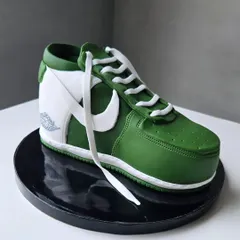 A hyper-realistic Air Jordan sneaker cake. Every detail, from the laces to the Nike swoosh, is crafted from edible materials. A dream cake for any sneakerhead.