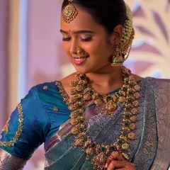 This bride from Chidambaram is wearing one of my favorite green stone temple jewellery sets. The antique gold finish gives it a timeless elegance, perfect for her special day.