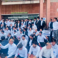 A wide shot of the protest organized by the Saket Bar Association. It is important for the legal fraternity to stand together for our rights.