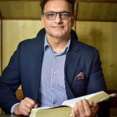 Every immigration case begins with a deep dive into the law. Here in my chamber, I review precedents and client documents to build the strongest possible application for visas and other immigration benefits.