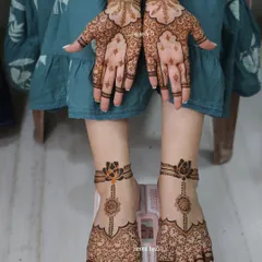 A complete minimal bridal set for my own wedding! I chose a simple, elegant design for my hands and feet that felt personal and beautiful.