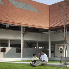 A quiet moment in a courtyard at Vellore International School. The design blurs the line between indoor and outdoor, creating numerous green pockets for both collaborative learning and quiet contemplation.