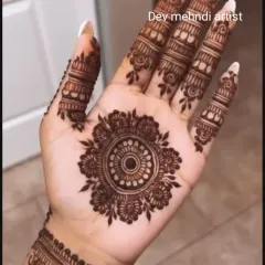 A perfectly executed mandala design on the palm. This style is very popular for festivals and parties, offering a beautiful centerpiece with matching details on the fingers.