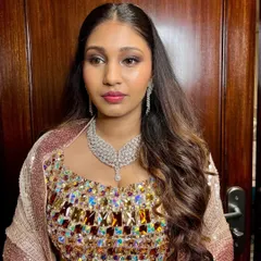 This reception look is designed to be unforgettable. The combination of shimmering eyes, a radiant complexion, and a modern wavy hairstyle creates a sophisticated and glamorous effect.