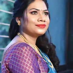 Another angle of this lovely Marathi bride. Her skin is glowing, and the makeup enhances her natural features, making her look and feel like a queen.