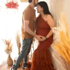 A quiet, tender moment captured during a boho-themed couple session. My goal is to create a relaxed space where you can connect and just be yourselves, letting your love for each other and your little one shine through.
