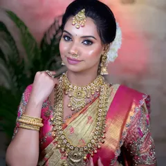 An elegant South Indian bride adorned in classic temple jewellery. The layered harams, choker, and maang tikka are all part of my rental collection, perfect for achieving that authentic and grand wedding look.