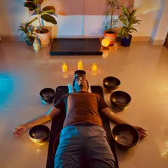 During a one on one sound therapy session, a client experiences the direct vibrations of the singing bowls. This technique is particularly effective for targeted relaxation and releasing deep seated physical tension.