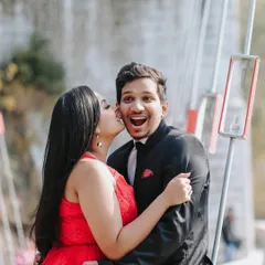 A playful and candid moment on the iconic Laxman Jhula bridge in Rishikesh. This is the kind of fun, spontaneous shot that perfectly captures a couple's chemistry.