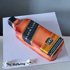 Is it a bottle or a cake? This realistic Black Label whiskey bottle is sculpted entirely from whipped cream, with details carefully airbrushed to achieve an authentic look. It’s the perfect surprise for a milestone birthday.