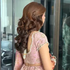 I crafted these classic Hollywood waves for a sophisticated and glamorous bridal style. The deep, uniform curls create a polished and elegant silhouette that beautifully complements a soft glam makeup look for a reception or engagement.
