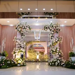 The grand entrance to a pastel-themed reception. I used towering arches of white and pink flowers to create a stunning floral gateway, welcoming guests into an evening of elegance.