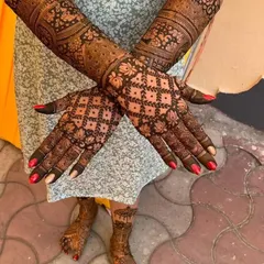 A beautiful full bridal set with a prominent diamond checkerboard pattern on the hands.