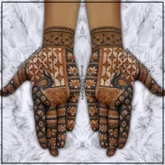 A unique design with a 3D peacock on each hand. The raised effect of the peacock makes this a truly standout piece of art.