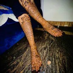 Full leg coverage for the bride. This design features a large mandala on the shin, with intricate patterns extending all the way down to the toes for a truly grand bridal look.