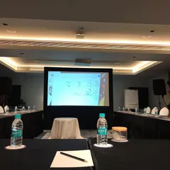 This setup for a smaller corporate meeting or seminar demonstrates my versatility. I provide complete AV solutions, including projectors, screens, and sound systems, for intimate and focused business gatherings.