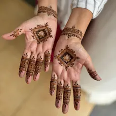 A simple yet striking design with a diamond-shaped lotus motif on the palm and detailed finger caps.