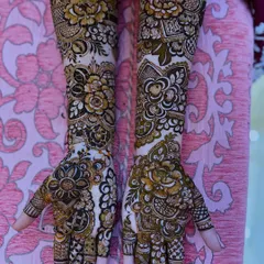 This bride wanted a designer floral look for her wedding. I used a mix of large blooms and intricate filler patterns to create a rich, textured design that stands out.