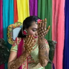 This bride chose a delicate jaali pattern for the back of her hands. The design is paired with floral jewelry, showing how well the mehndi complements bridal accessories.