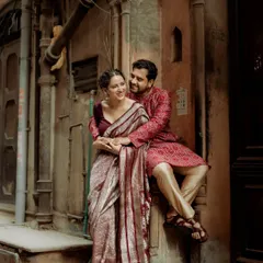 Finding a quiet corner in the bustling lanes of Chandni Chowk for a romantic portrait. The old-world architecture and warm tones of their traditional outfits create a beautiful, nostalgic atmosphere for this retro pre-wedding shoot.